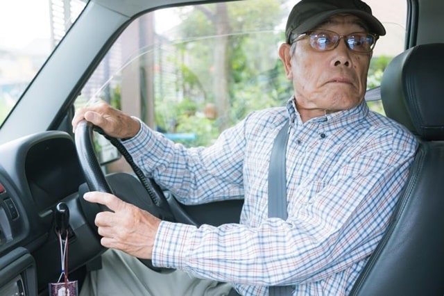 高齢者がレンタカーを借りる際の注意点